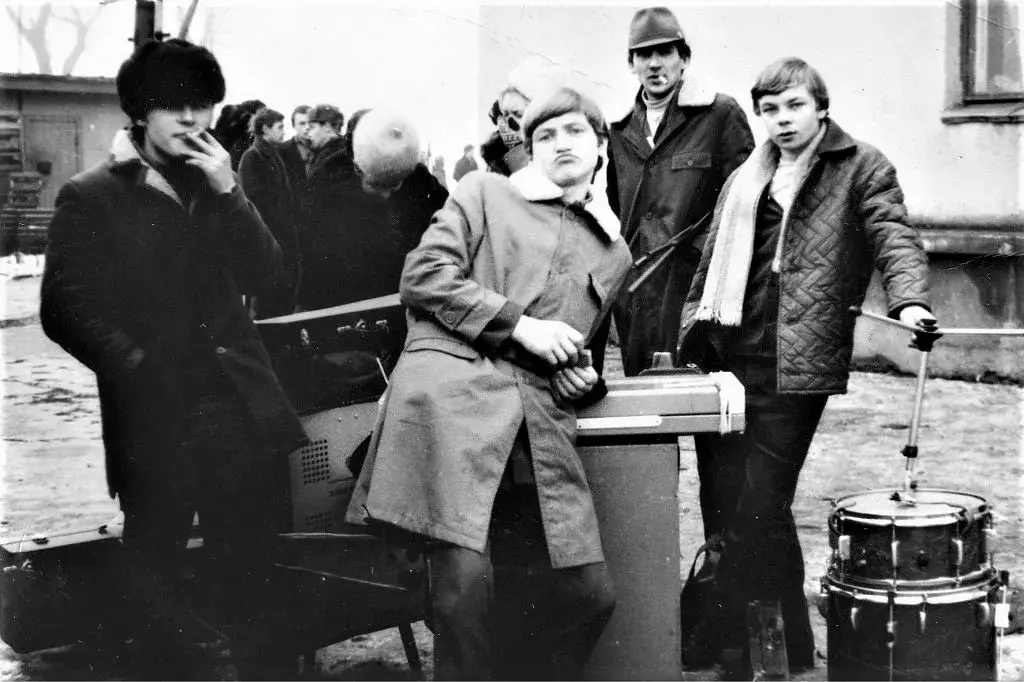 Женя Борисов (брат Сергея Борисова) ,Леша Киселёв, Вова Савицкий, Коля Сидоренко. ВИА «Скоморохи».