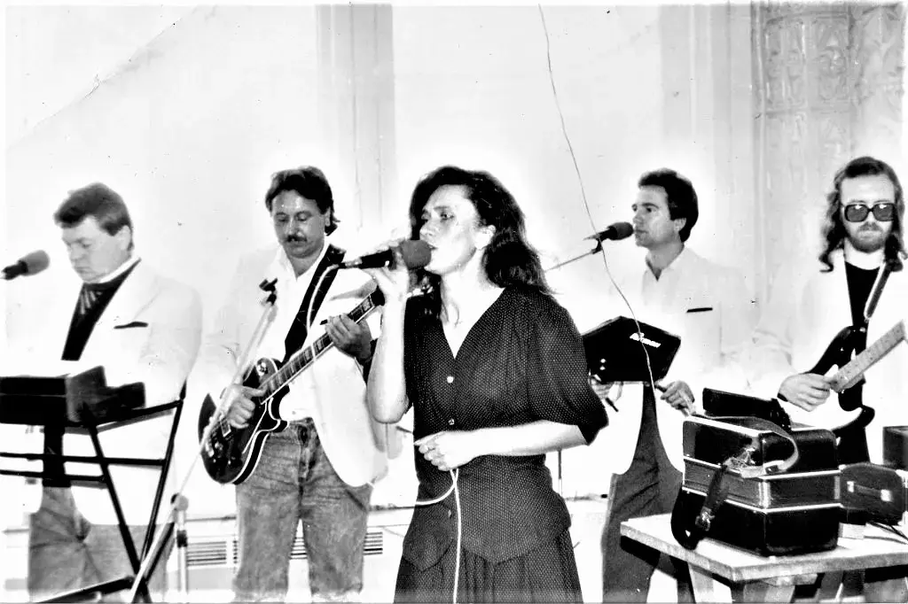 Коля Сидоренко, Лёня Ковалёв, вокалистка, Саша Дроздов, Женя Бибиков. Ансамбль «Могилевсельмаша».