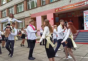 В школах Беларуси сегодня начались выпускные экзамены. Смотрим задания для выпускников