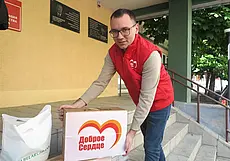 Пенсионеры, нужна помощь? Волонтеры готовы и продукты купить, и в квартире убрать