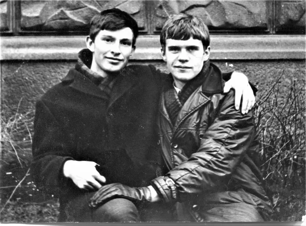 Могилев, возле ММИ. Игорь Дыдышко и Игорь Крупенько (R.I.P.). 1970-е годы.