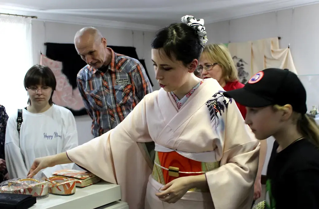 Выставка одежды и аксессуаров коллекции Анастасии Ковалевой. Экскурсию ведет автор коллекции. Музей Бялыницкого-Бирули. Могилев, июнь, 2022 год.