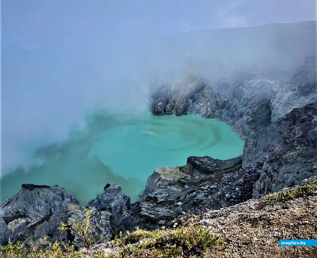 Индонезия, на острове Ява. Кислотное озеро в кратере вулкана.