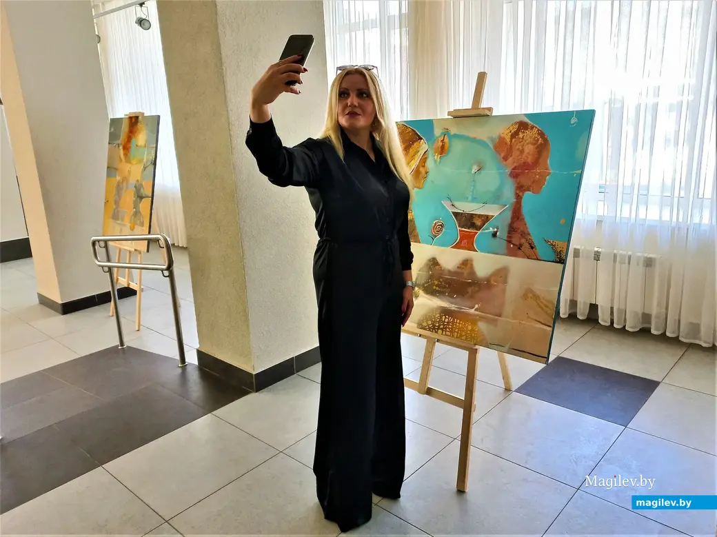 Сэлфи на фоне прошлогодних работ Оксаны Евдокименко. Выставочный зал музея истории Могилева, 04.06.2022 года.