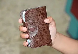 Девушка в центре Могилева обронила кошелек. Его обнаружил прохожий и подобрал