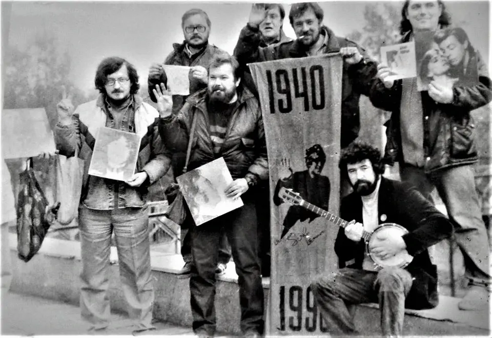 Филипп (справа, внизу) всегда был готов пустить в дело любимое банджо, Могилев, 1990 год.