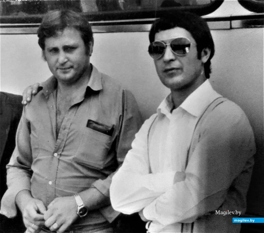 Мои бобруйские товарищи по школе Олег и Анатолий (справа). Удары с обеих рук нам всем «ставил» легендарный тренер по боксу Леонид Яковлевич Аксельрод, постоянно