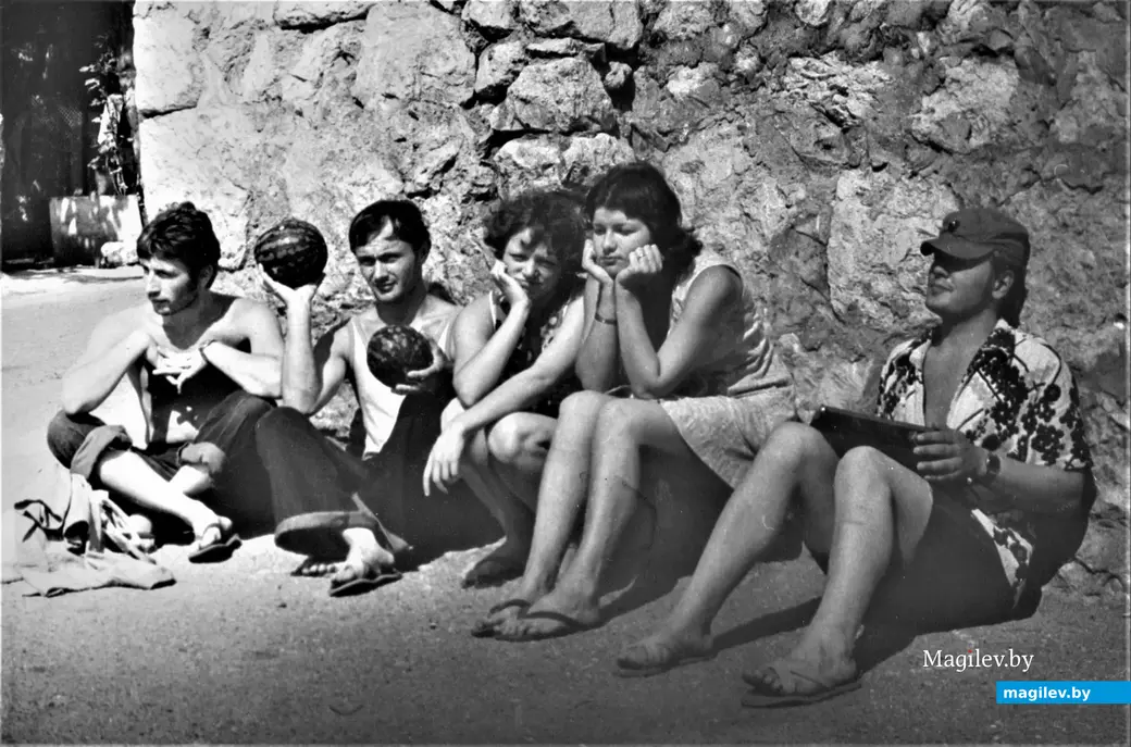 Друзья моей институтской молодости, успешно подтвердившие выводы ученых университета Висконсина. Крым, Алупка, 1977 год.