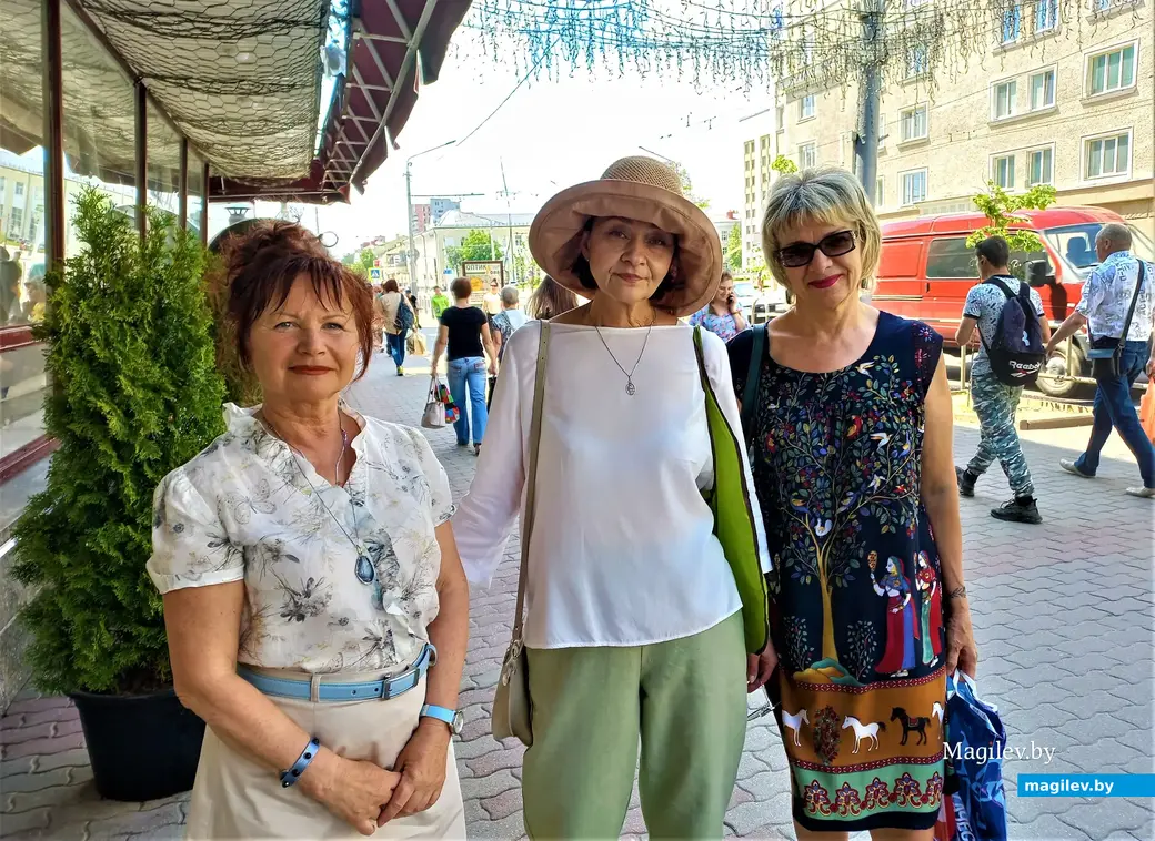 Ирина Савосина (слева) с любителями фотоискусства. Выставка «Могилев в семейных альбомах». Библиотека Карла Маркса, 9.06.2022 года.