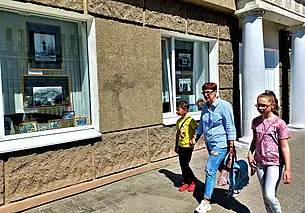 Семейные альбомы могилевчан можно увидеть в окнах. Библиотечных