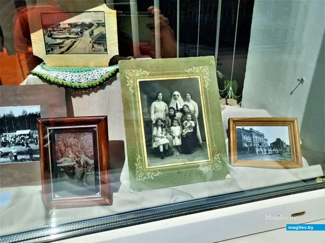 Фотовыставка «Могилев в семейных альбомах». Библиотека Карла Маркса, 9.06.2022 года.