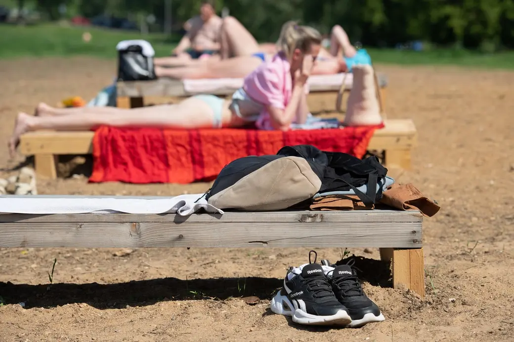 В такую погоду недолго получить и тепловой удар, если не соблюдать ряд простых рекомендаций. Берегите себя!