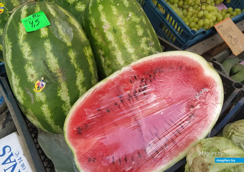 Арбузы на Гребеневском рынке. Могилев, июнь, 2022 год.