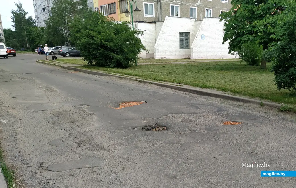 Яма на дороге во дворы проспекта Шмидта. Могилев, 10 июня, 2022 года.