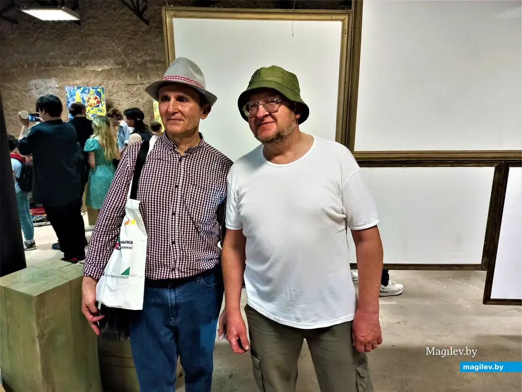 Игорь Адамович (справа) со своим товарищем по учебе. Выставка Игоря Адамовича «Город». Могилев, галерея Андрея Воробьева, 10.06.2022 года.