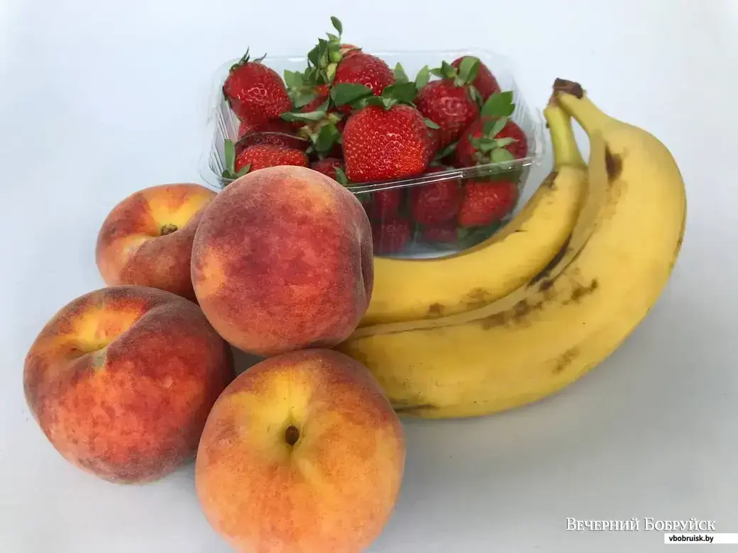 Клубника и фрукты за 15,90 руб.