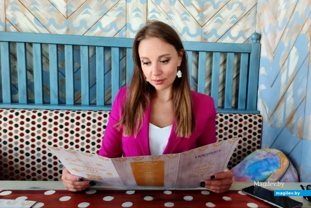 13.06.2022 г. Могилев, ресторан «Васильки». Моя подруга Екатерина делает вид, что изучает меню. А на самом деле, она часто здесь обедает, поэтому набор блюд ей хорошо