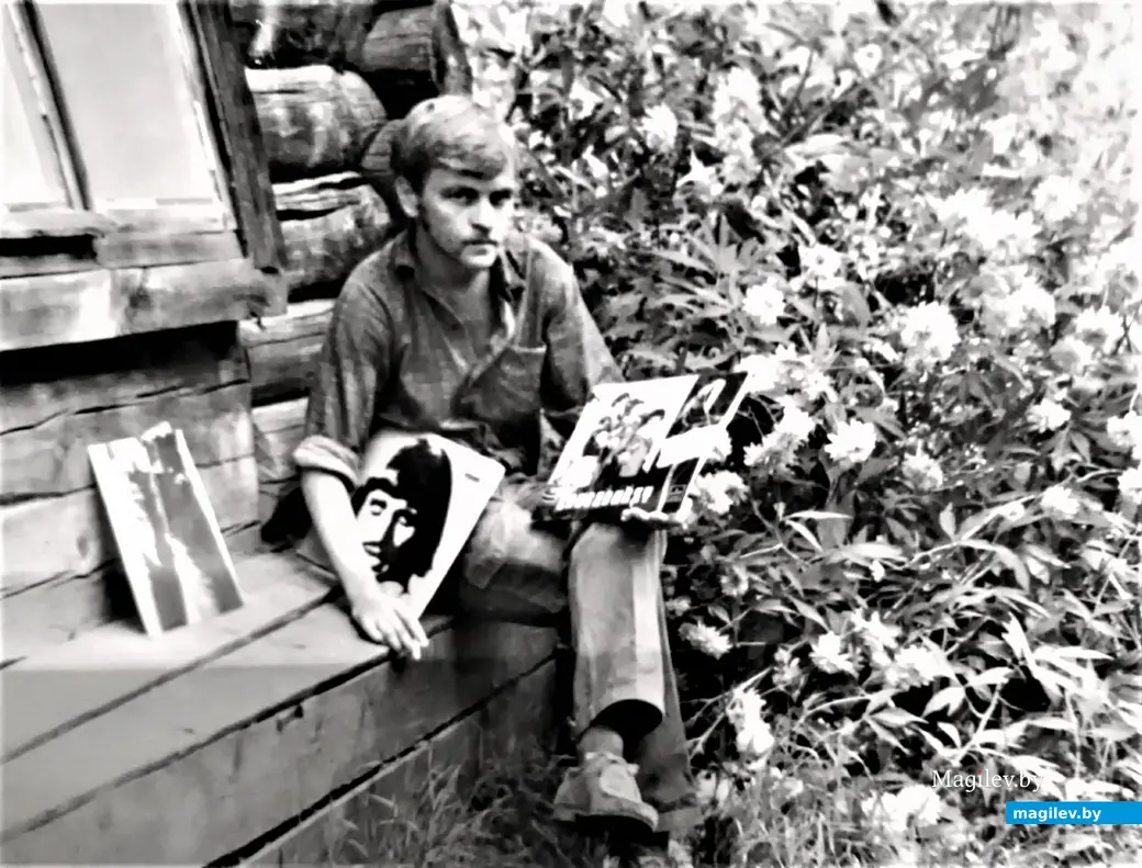Евгений Байков с пластинками польских исполнителей. Могилев, начало 1970-х годов.