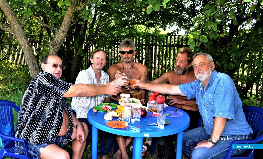 «Ну, за рок-н-ролл!». Евгений Байков со своими друзьями. Могилев, 2011 год.