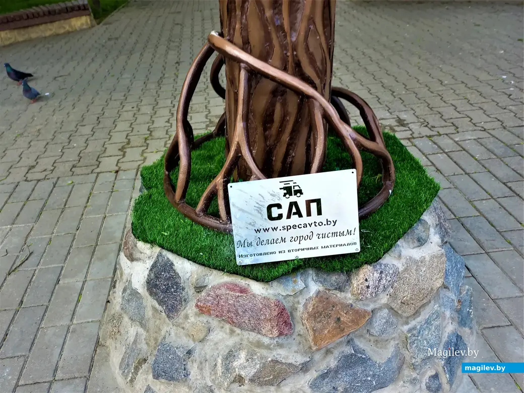 Металлическая яблоня у сквера имени Герцена.