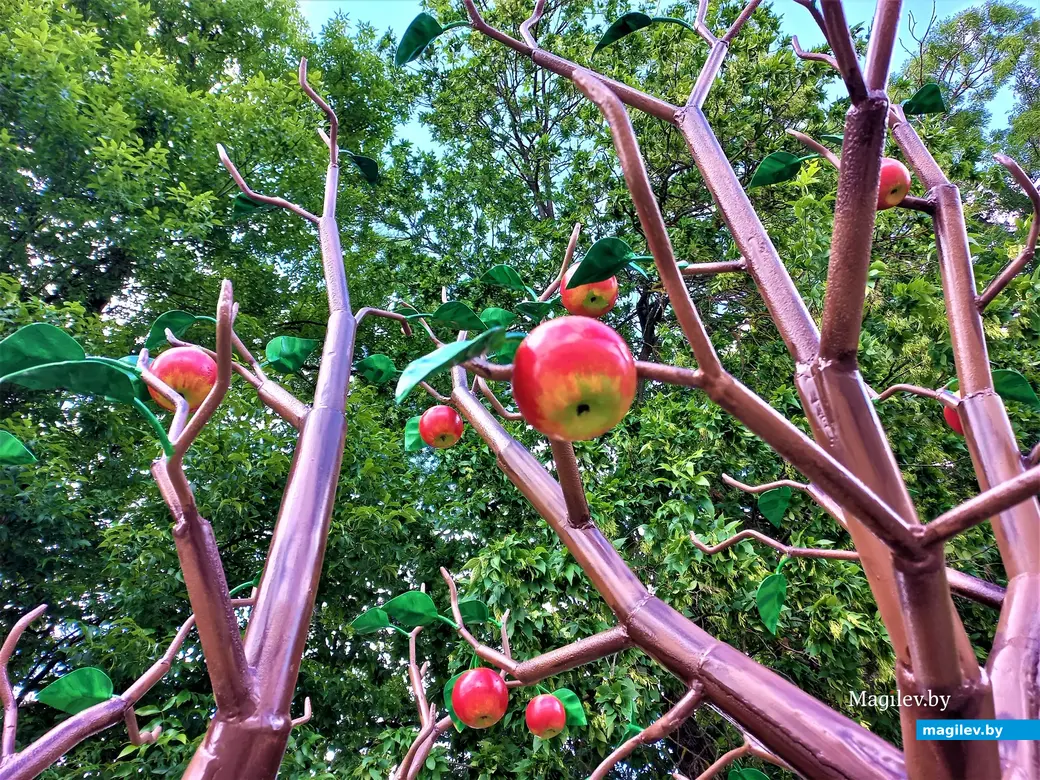 Металлическая яблоня у сквера имени Герцена.