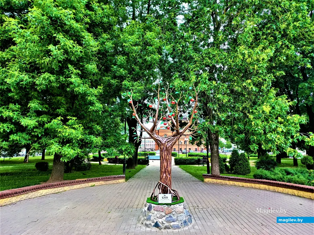 Металлическая яблоня у сквера имени Герцена.