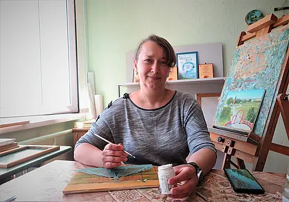 С улыбкой по жизни. О могилевской художнице, которая не слышит