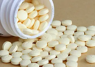 Доктор рассказал, когда можно запивать таблетки не водой, а чаем