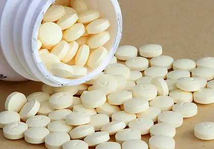 Доктор рассказал, когда можно запивать таблетки не водой, а чаем