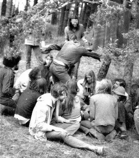 Лагерь советских хиппи (в центре в очках могилевчанин Володя Плейшнер), 1980-е годы.