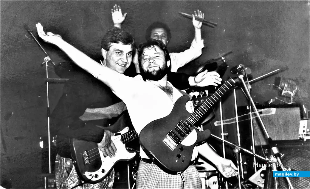 Геннадий Гуленков и Валерий Катков (на заднем плане Марат Музыкантов) свои гитары берегли как зеницу ока.