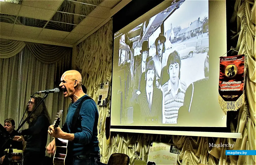 Перфоманс по случаю 50летия битловского альбома «Magical Mystery Tour». Могилев, областная библиотека, 2017 год.