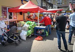 Пенсионерка из Могилева, прогуливаясь по рынку, украла 72 банки консервов