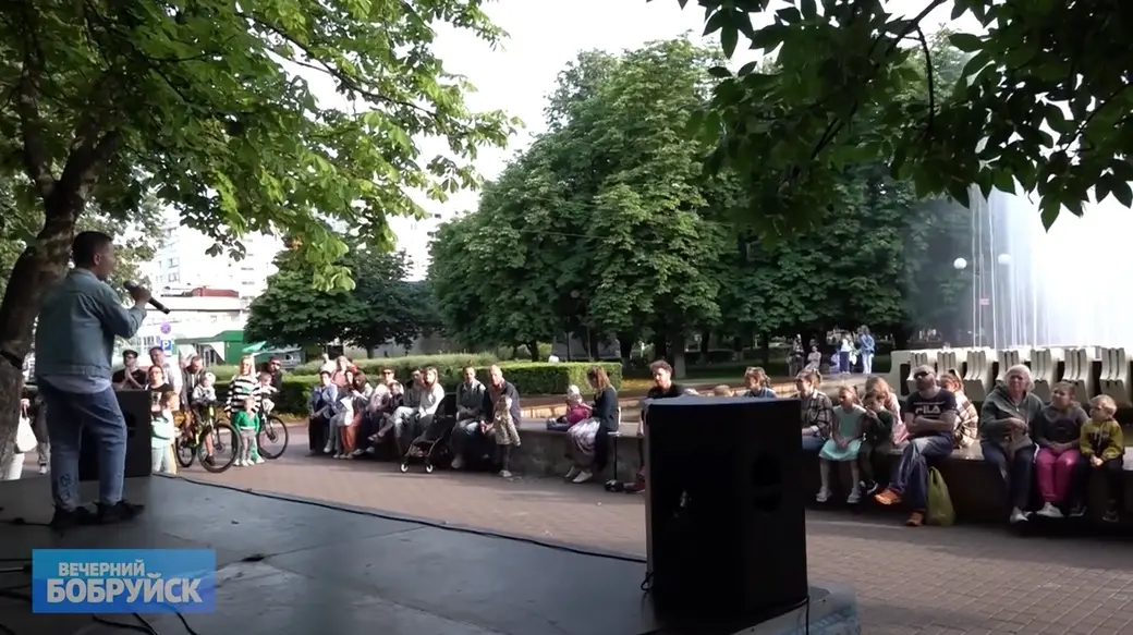 17.06.22. Музыка гучыць каля бабруйскага фантану.