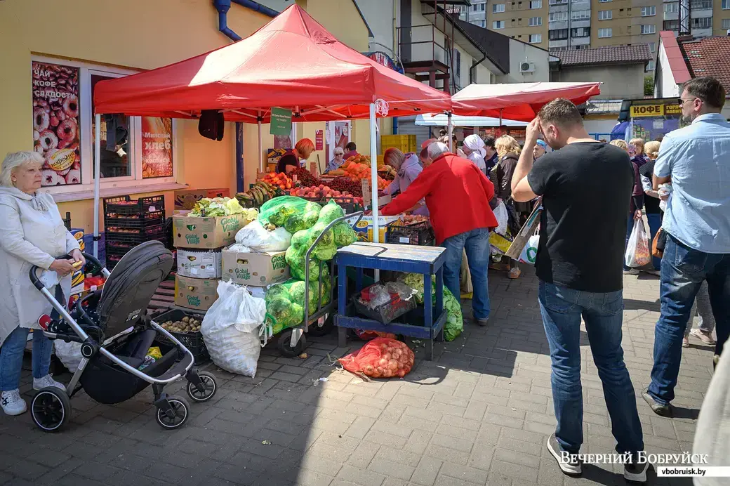17.06.2022. Бобруйск. Торговля овощами на рынке (улица Красноармейская)