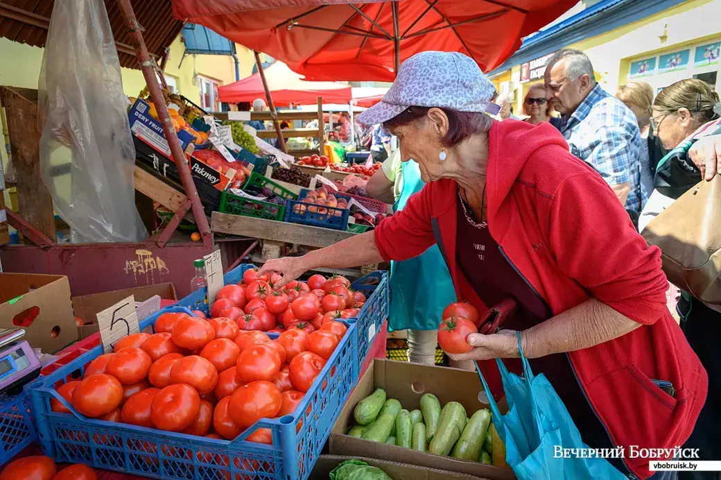 17.06.2022. Бобруйск. Торговля овощами на рынке (улица Красноармейская)