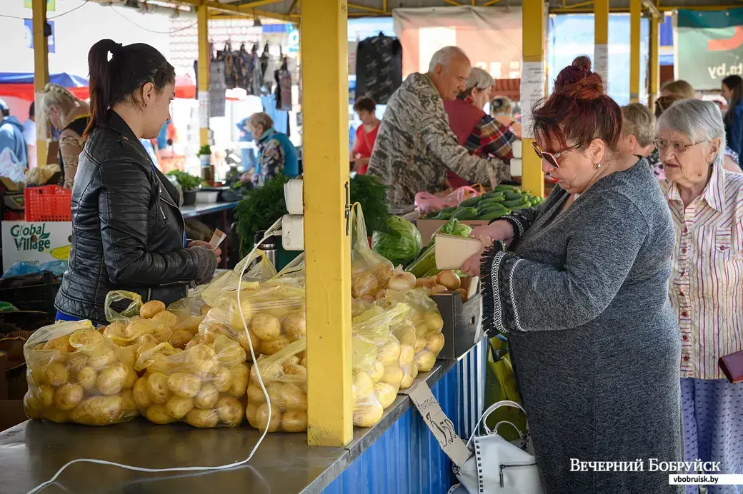 17.06.2022. Бобруйск. Торговля овощами на рынке (улица Красноармейская)