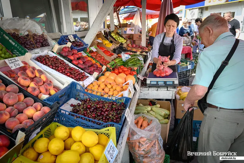 17.06.2022. Бобруйск. Торговля овощами на рынке (улица Красноармейская)