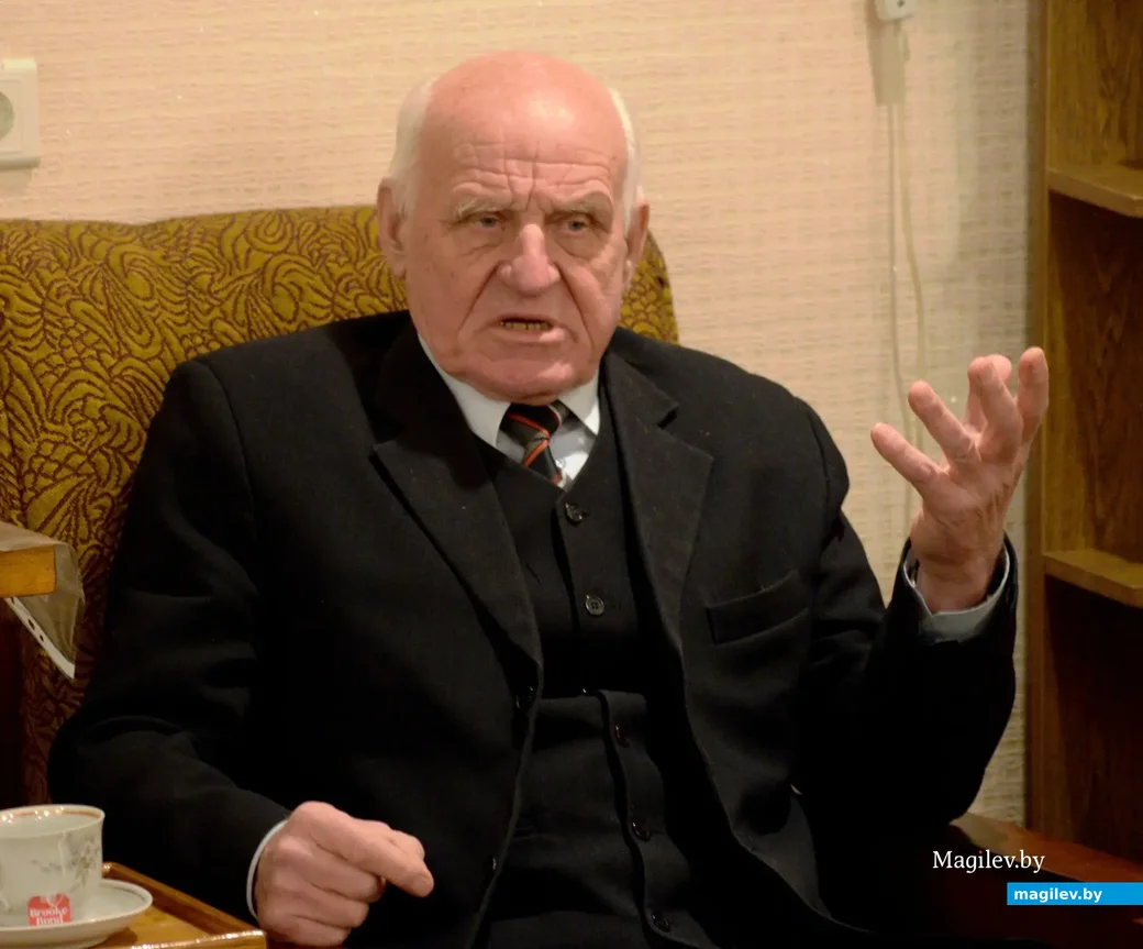 Яраслаў Іванавіч Клімуць выступае на літаратурнай вечарыне. 2022 год. Магілёў