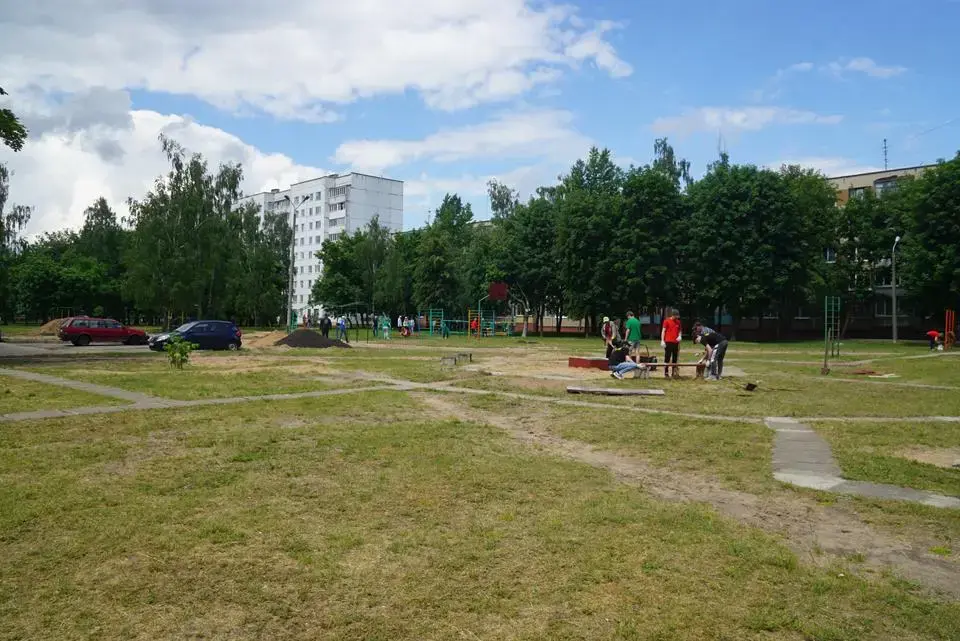 В Могилеве по проспекту Шмидта строят новую детскую площадку.