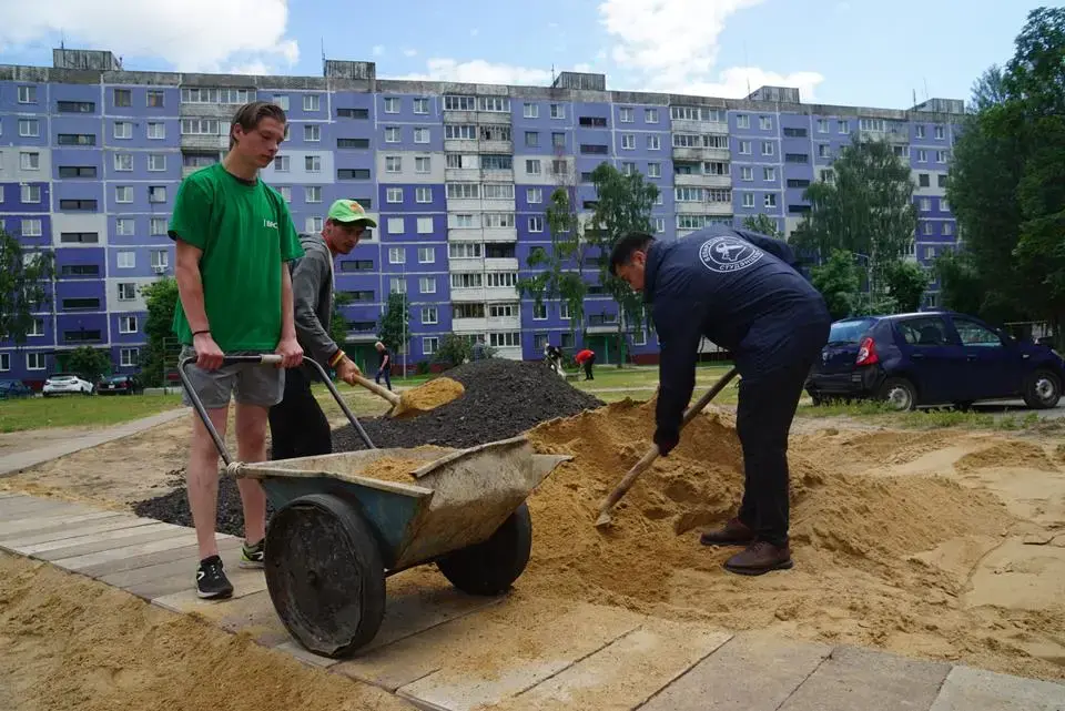 В Могилеве по проспекту Шмидта строят новую детскую площадку.