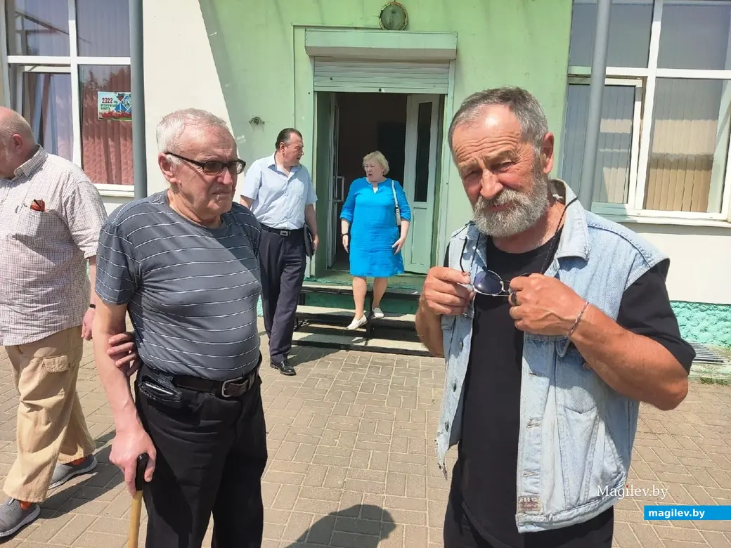 На пярэднім плане - Міхась Булавацкі і Базыль Камароў. Магілеў. Пахаванне Яраслава Клімуця. 20.06.2022.