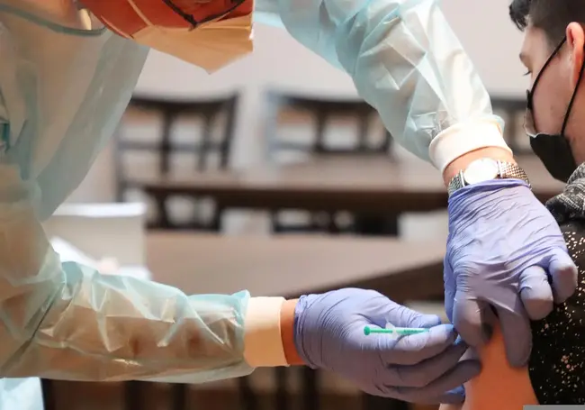 Вакцинация от коронавируса с 5-ти лет в Беларуси: педиатр раскрыл все тонкости