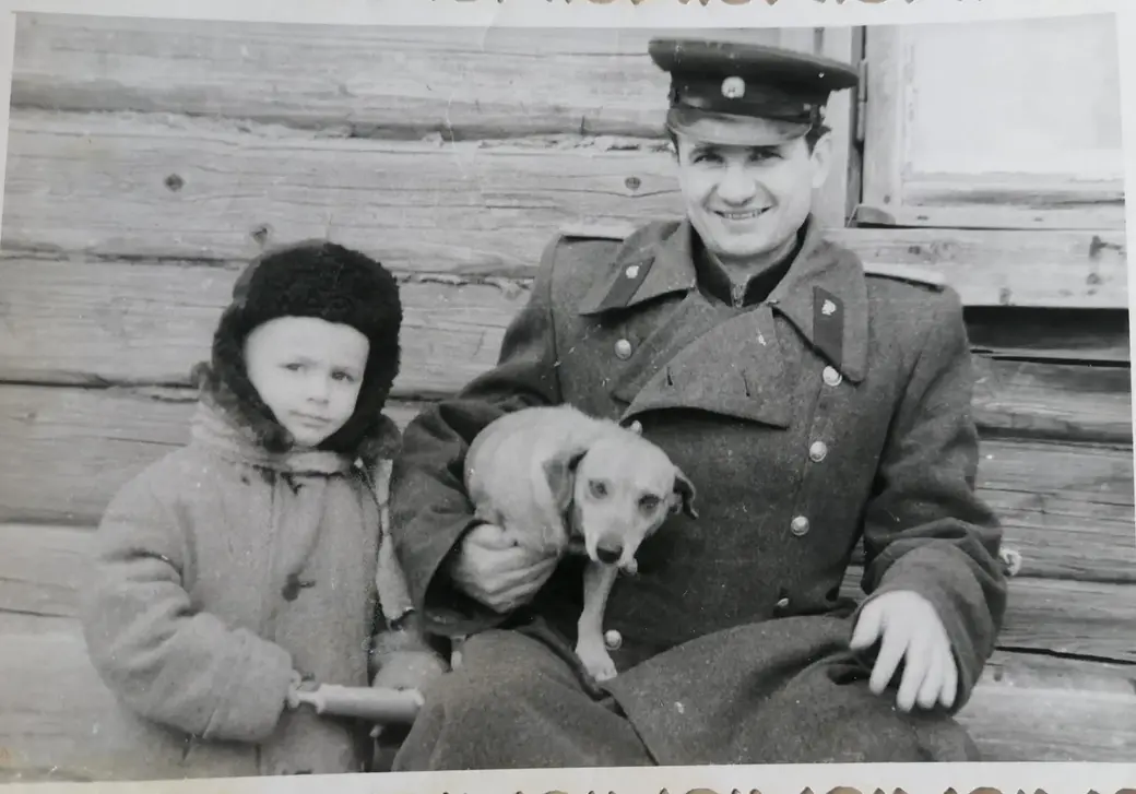 На этом фото из семейного архива – Владимир Иванович Дубровский с еще маленьким сыном Александром.