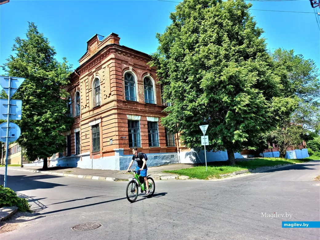 По Менжинке можно прогуляться на велосипеде. Тогда у вас меньше всего шансов потерять время, выбираясь из многочисленных переулков, заканчивающихся беспросветными
