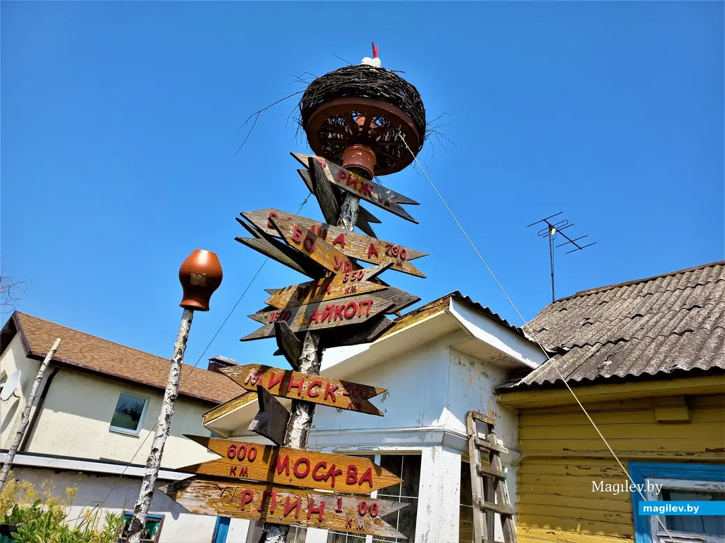 Указатели направлений (Москва, Париж, Берлин, Майкоп…) в данном случае меня не очень-то впечатлили, все-таки ни один из них не указывал, где находится искомый 300-летний