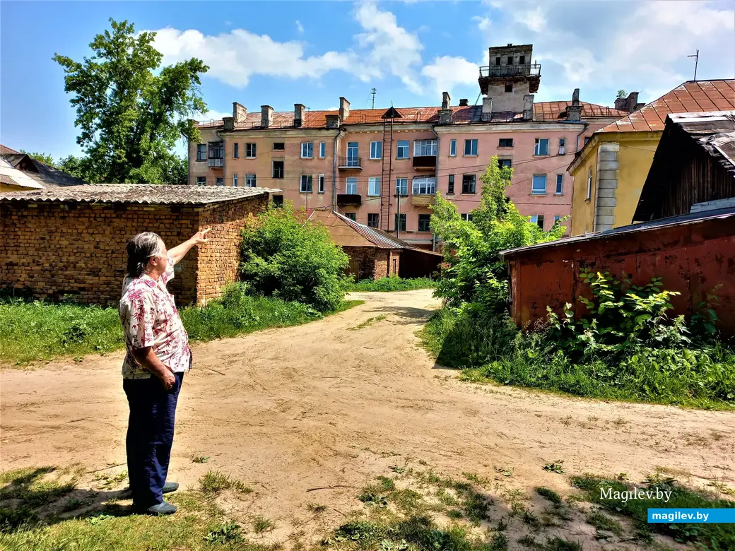 Валерий Катков рассказывает о необитаемом флигеле этого четырехэтажного дома, который вполне подходит для съемок какого-нибудь фильма, где действия разворачиваются еще