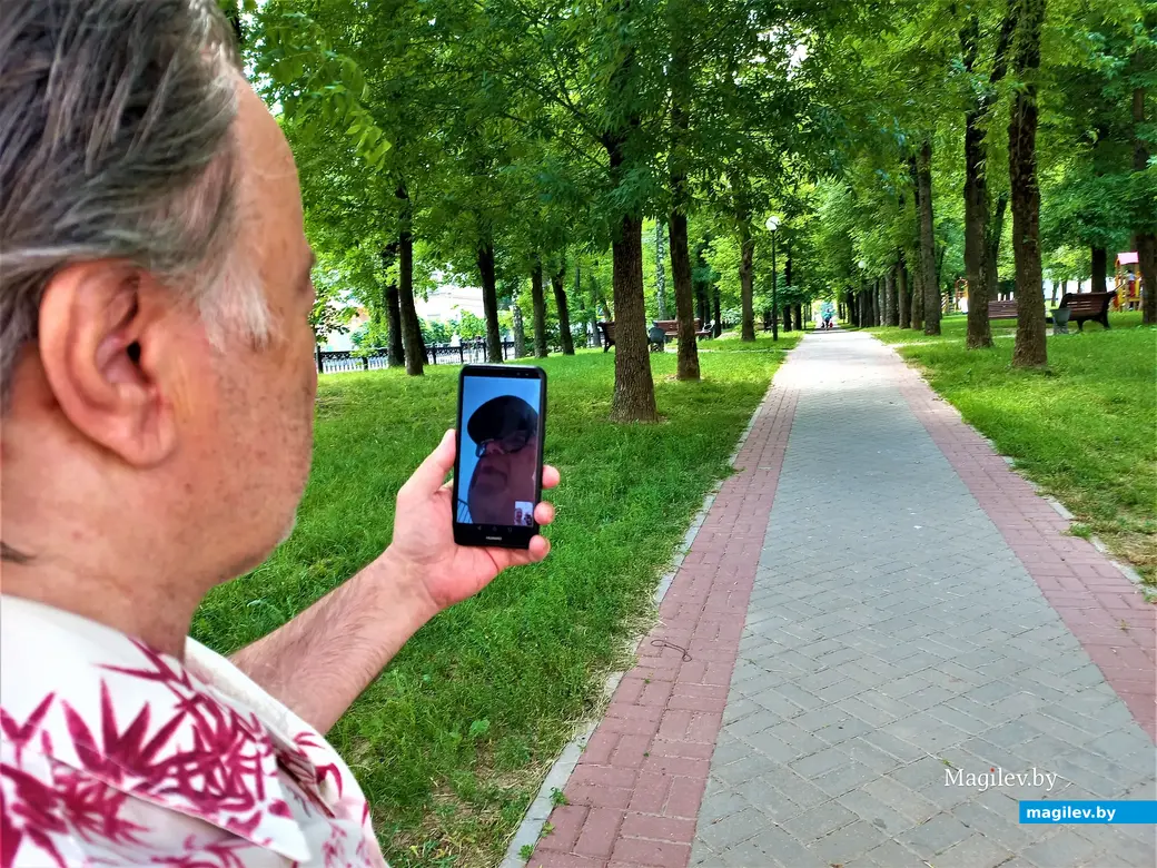 Пока мы шли с ним по главному менжинскому «бродвею», Валерий тихонечко связался с давно живущим в Израиле музыкантом Есей Михалевичем и «включил» меня в прямой с ним