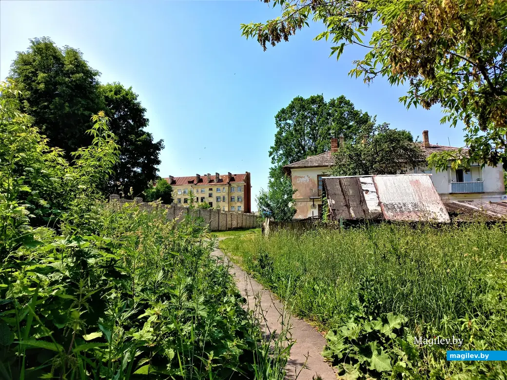 И вот я уже почти у цели. Поразительно, но никто из доброго десятка молодых (и не только) людей, к которым я обратился с вопросом относительно самого старого