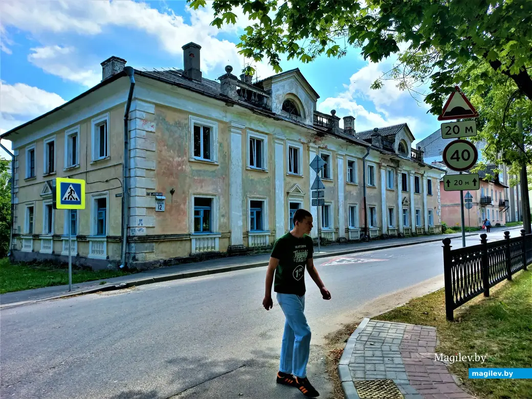 За спиной у этого молодого человека дом, в котором жил известный в Могилеве авторитет по кличке Кира. Чуть в стороне — примерно такая же двухэтажка, где провел свои годы